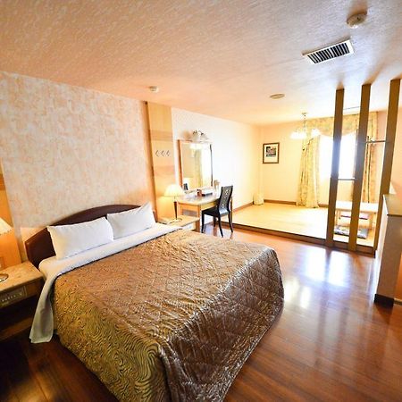 Paiwei Motel Tainan Zewnętrze zdjęcie