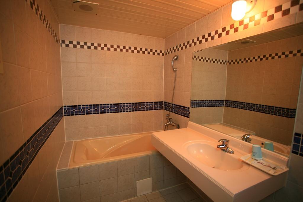 Paiwei Motel Tainan Zewnętrze zdjęcie